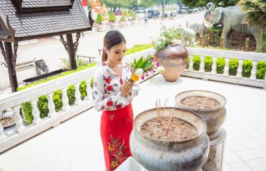 Büyük Budist tapınağındaki güzel Asyalı kız geleneksel kostüm giymiş..