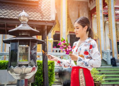 Büyük Budist tapınağındaki güzel Asyalı kız geleneksel kostüm giymiş..