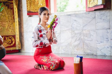 Büyük Budist tapınağındaki güzel Asyalı kız geleneksel kostüm giymiş..