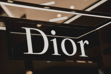 PHUKET, THAILAND - 29 Mayıs 2022: Alışveriş merkezinin vitrininde Dior marka perakende satış mağazası logosu.