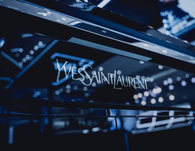 PHUKET, THAILAND - 29 Mayıs 2022: Yves Saint Laurent mağaza logosu alışveriş merkezinin vitrininde.