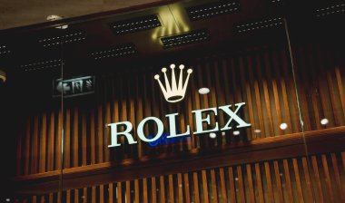 PHUKET, THAILAND - 29 Mayıs 2022: Alışveriş merkezinin vitrininde Rolex marka mağaza logosu.