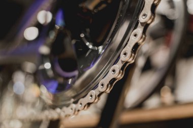 Yeni vites ve dağ bisikleti zincirlerinin fotoğrafı..