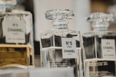 PHUKET, THAILAND - 29 Mayıs 2022: Süpermarket vitrinindeki bir çantada Chanel marka parfümler dizisi.