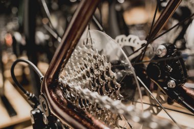 Yeni vites ve dağ bisikleti zincirlerinin fotoğrafı..