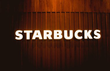 PHUKET, THAILAND - 29 MAYIS 2022: Starbucks Kahve Dükkanı logosu alışveriş merkezinin vitrininde.