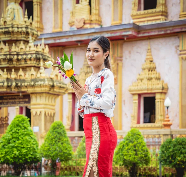 Beautiful Asian Girl Big Buddhist Temple Dressed Traditional Costume — Stock Photo, Image