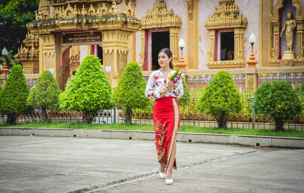 Όμορφη Ασιάτισσα Κοπέλα Στο Μεγάλο Βουδιστικό Ναό Ντυμένη Παραδοσιακή Στολή — Φωτογραφία Αρχείου
