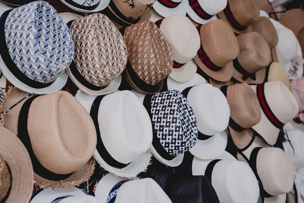 Açık Hava Dükkanında Çeşitli Moda Renkli Şapkalar Üst Üste Dizilmiş — Stok fotoğraf