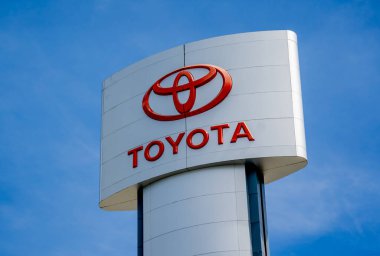 PHUKET, THAILAND - HAZİRAN 05, 2022: Mavi gökyüzüne karşı Toyota Motorları logosu.