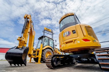 PHUKET, TAHAILAND - HAZİRAN 05, 2022: Caterpillar ağır iş ekipmanları sergi alanında.