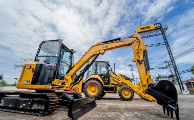 PHUKET, TAHAILAND - HAZİRAN 05, 2022: Caterpillar ağır iş ekipmanları sergi alanında.