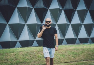 Güzel, karanlık şehir geçmişine sahip bir gencin portresi..