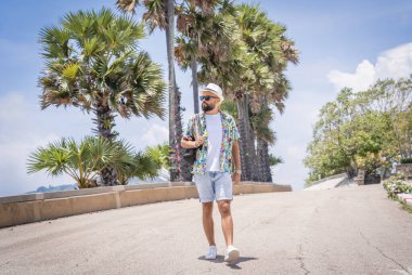 Yaz tatilindeki genç gezgin. Güzel dağları ve arka planda deniz manzaraları var..