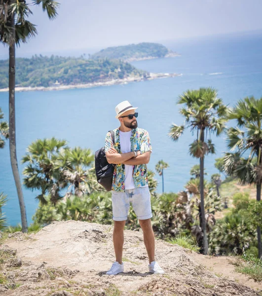 Yaz tatilindeki genç gezgin. Güzel dağları ve arka planda deniz manzaraları var..