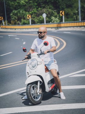 Motosikletli şık bir genç adam..