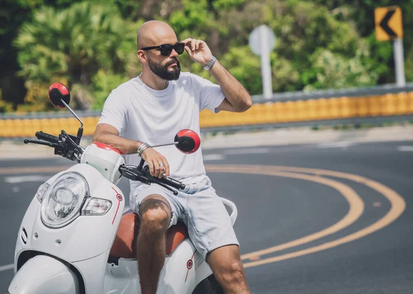 Motosikletli şık bir genç adam..