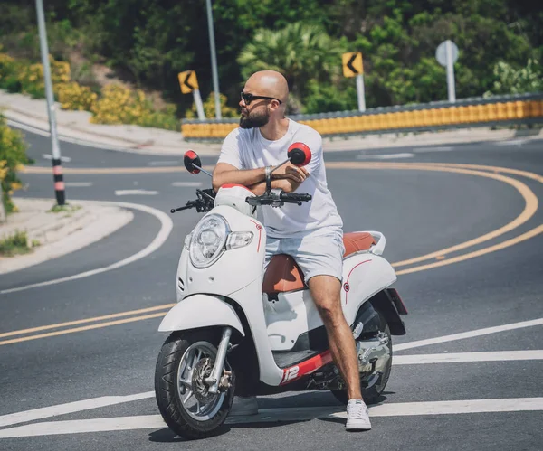 Motosikletli şık bir genç adam..