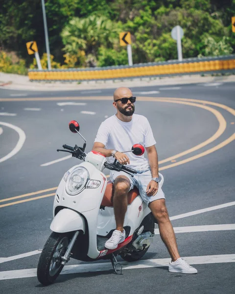 Motosikletli şık bir genç adam..