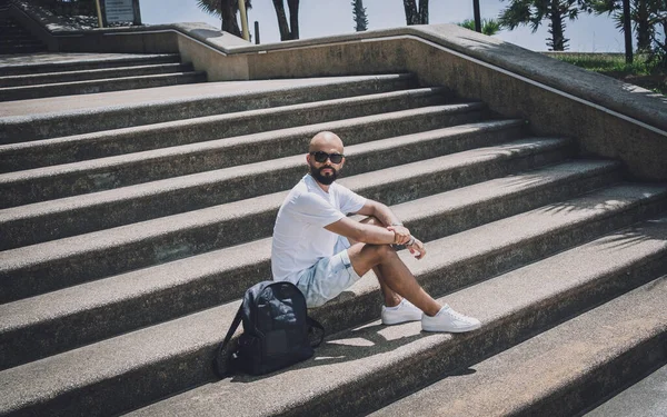 Jovem Solitário Bonito Homem Sentado Nas Escadas Parque — Fotografia de Stock