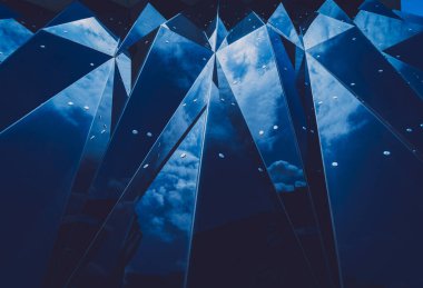 Üçgen ve bina hücreleriyle soyut geometrik arkaplan.