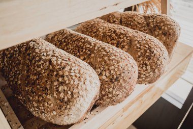 Yulaf ezmeli tahıl unundan taze ev yapımı ekmek..