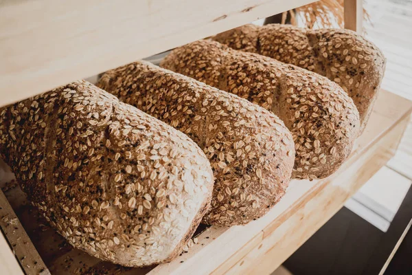 Yulaf ezmeli tahıl unundan taze ev yapımı ekmek..