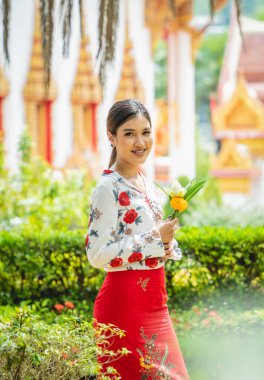 Büyük Budist tapınağındaki güzel Asyalı kız geleneksel kostüm giymiş..