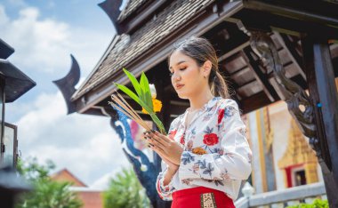 Büyük Budist tapınağındaki güzel Asyalı kız geleneksel kostüm giymiş..