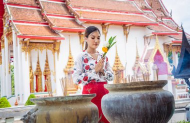 Büyük Budist tapınağındaki güzel Asyalı kız geleneksel kostüm giymiş..