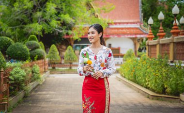Büyük Budist tapınağındaki güzel Asyalı kız geleneksel kostüm giymiş..