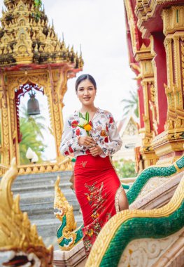 Büyük Budist tapınağındaki güzel Asyalı kız geleneksel kostüm giymiş..