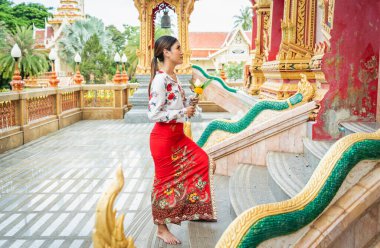 Büyük Budist tapınağındaki güzel Asyalı kız geleneksel kostüm giymiş..
