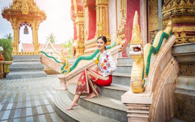 Büyük Budist tapınağındaki güzel Asyalı kız geleneksel kostüm giymiş..