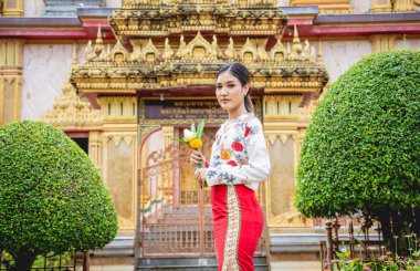 Büyük Budist tapınağındaki güzel Asyalı kız geleneksel kostüm giymiş..