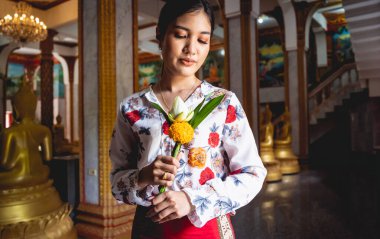 Büyük Budist tapınağındaki güzel Asyalı kız geleneksel kostüm giymiş..
