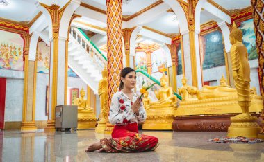 Büyük Budist tapınağındaki güzel Asyalı kız geleneksel kostüm giymiş..