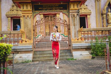 Büyük Budist tapınağındaki güzel Asyalı kız geleneksel kostüm giymiş..