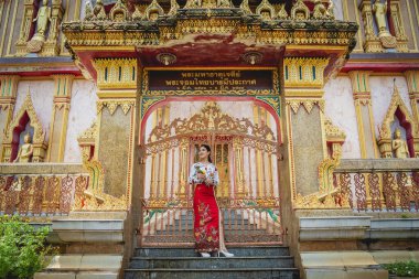 Büyük Budist tapınağındaki güzel Asyalı kız geleneksel kostüm giymiş..