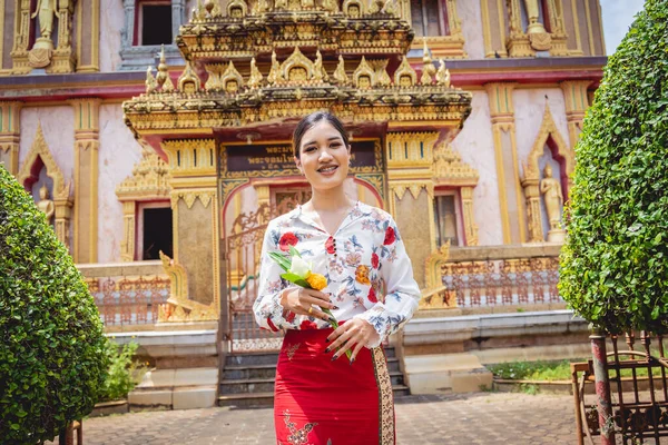 Menina Asiática Bonita Templo Budista Grande Vestida Com Traje Tradicional — Fotografia de Stock