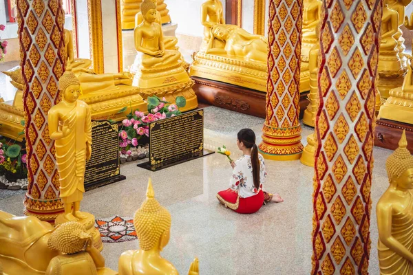 Όμορφη Ασιάτισσα Κοπέλα Στο Μεγάλο Βουδιστικό Ναό Ντυμένη Παραδοσιακή Στολή — Φωτογραφία Αρχείου