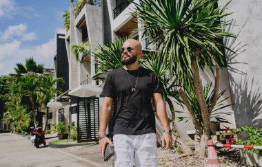 Genç işadamı garajı ve arabasıyla modern evinden çıkıyor..