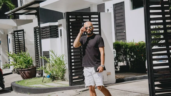 Jovem Empresário Saindo Sua Casa Moderna Com Garagem Carro — Fotografia de Stock