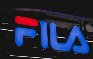 PHUKET, THAILAND - 29 Mayıs 2022: Alışveriş merkezinin vitrininde Fila Curl marka perakende satış mağazası logosu.