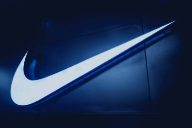 PHUKET, THAILAND - 29 Mayıs 2022: Nike marka perakende satış mağazası logosu alışveriş merkezinin vitrininde.