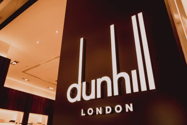 PHUKET, THAILAND - 29 Mayıs 2022: Alışveriş merkezinin vitrininde Dunhill marka perakende satış mağazası logosu.