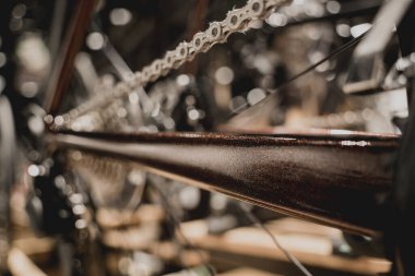 Yeni vites ve dağ bisikleti zincirlerinin fotoğrafı..