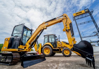 PHUKET, TAHAILAND - HAZİRAN 05, 2022: Caterpillar ağır iş ekipmanları sergi alanında.