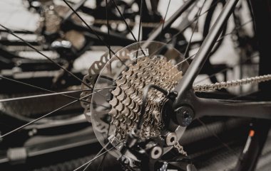 Yeni vites ve dağ bisikleti zincirlerinin fotoğrafı..