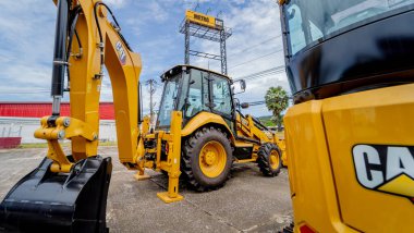 PHUKET, TAHAILAND - HAZİRAN 05, 2022: Caterpillar ağır iş ekipmanları sergi alanında.